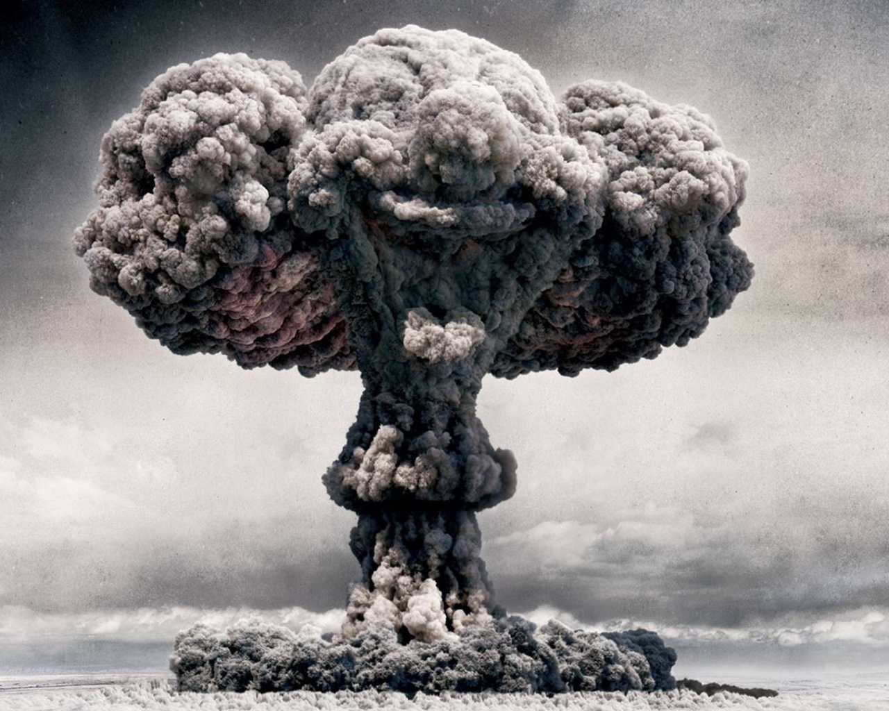 Гриб атомного взрыва в форме клоуна