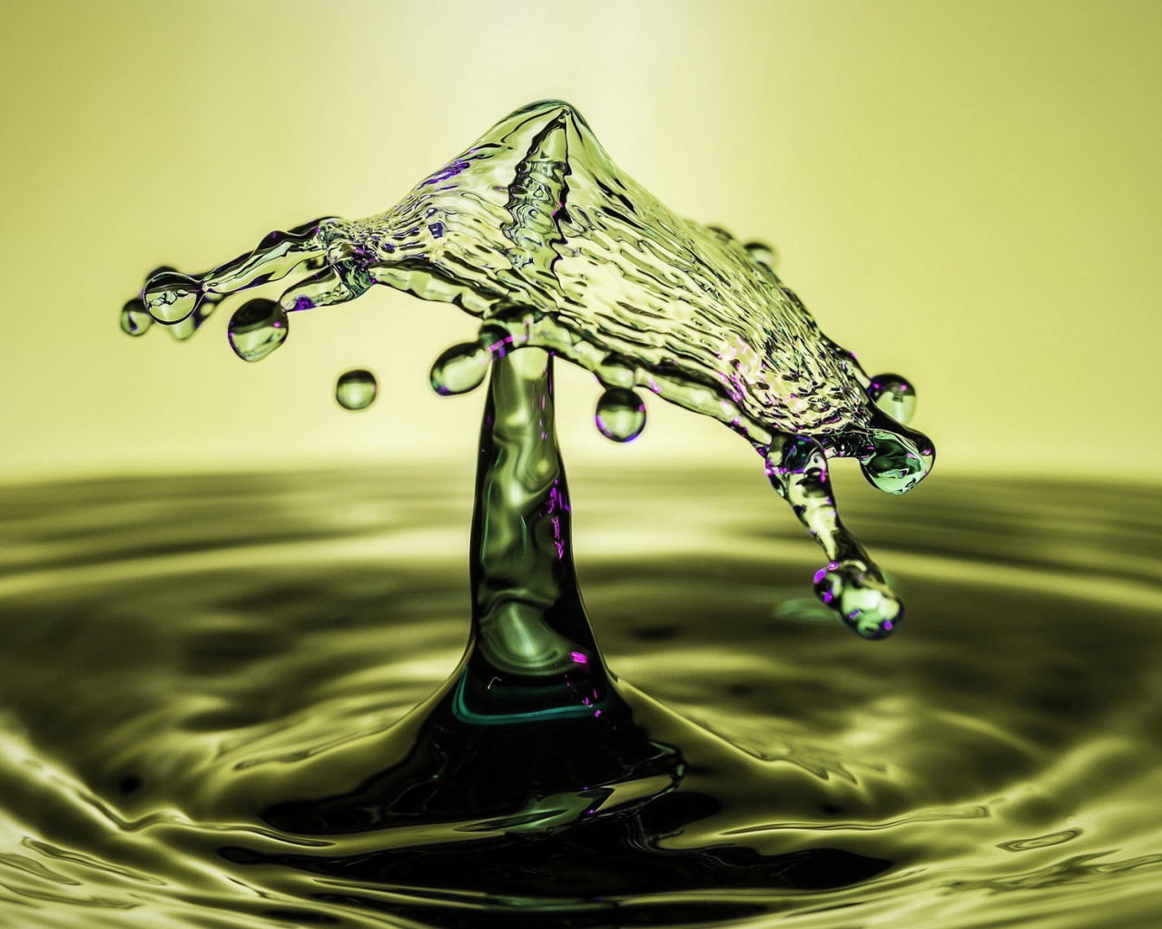 Гриб из всплеска воды