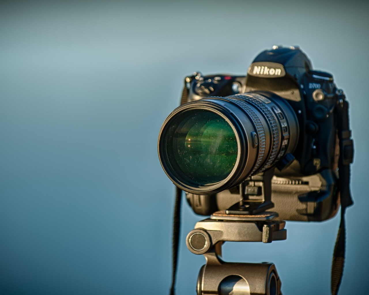 Фотоаппарат Nikon на треноге