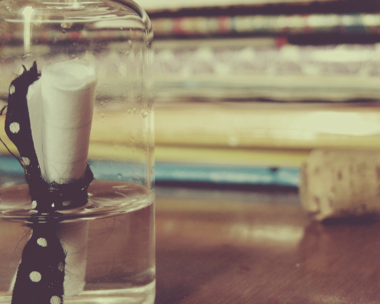 Записка лежит в стеклянной бутылке