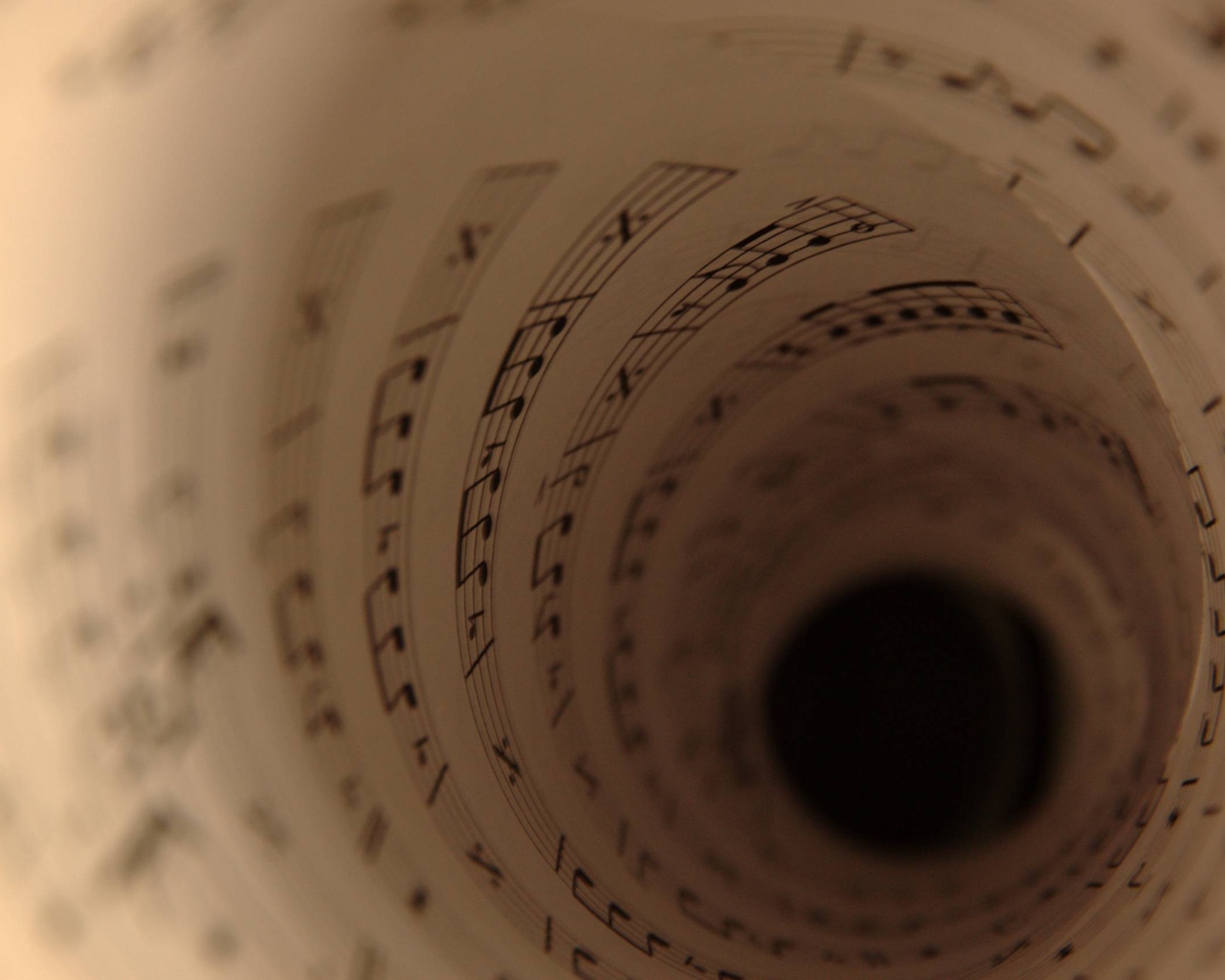 Ноты свернуты в трубку