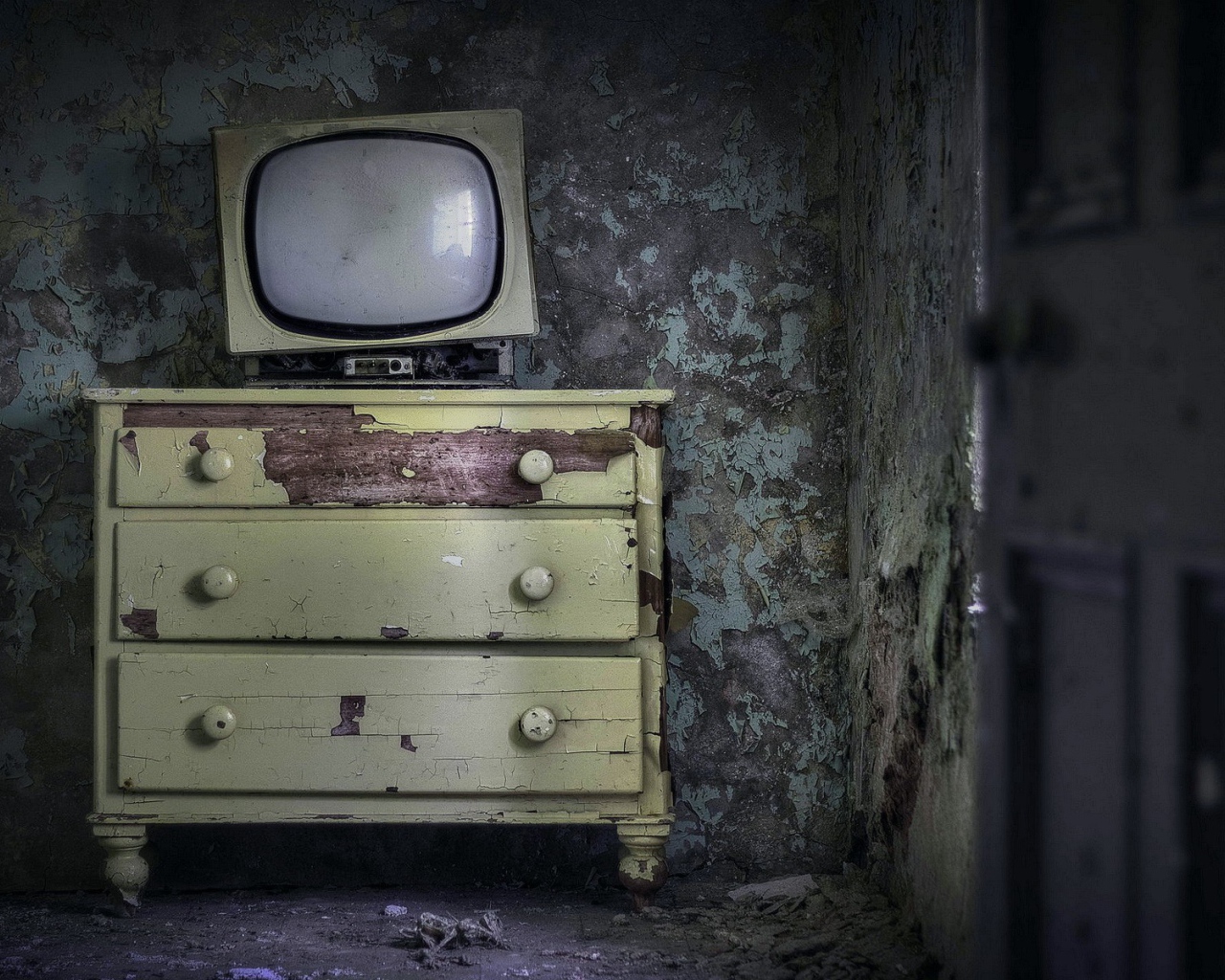 Старый телевизор на старом комоде