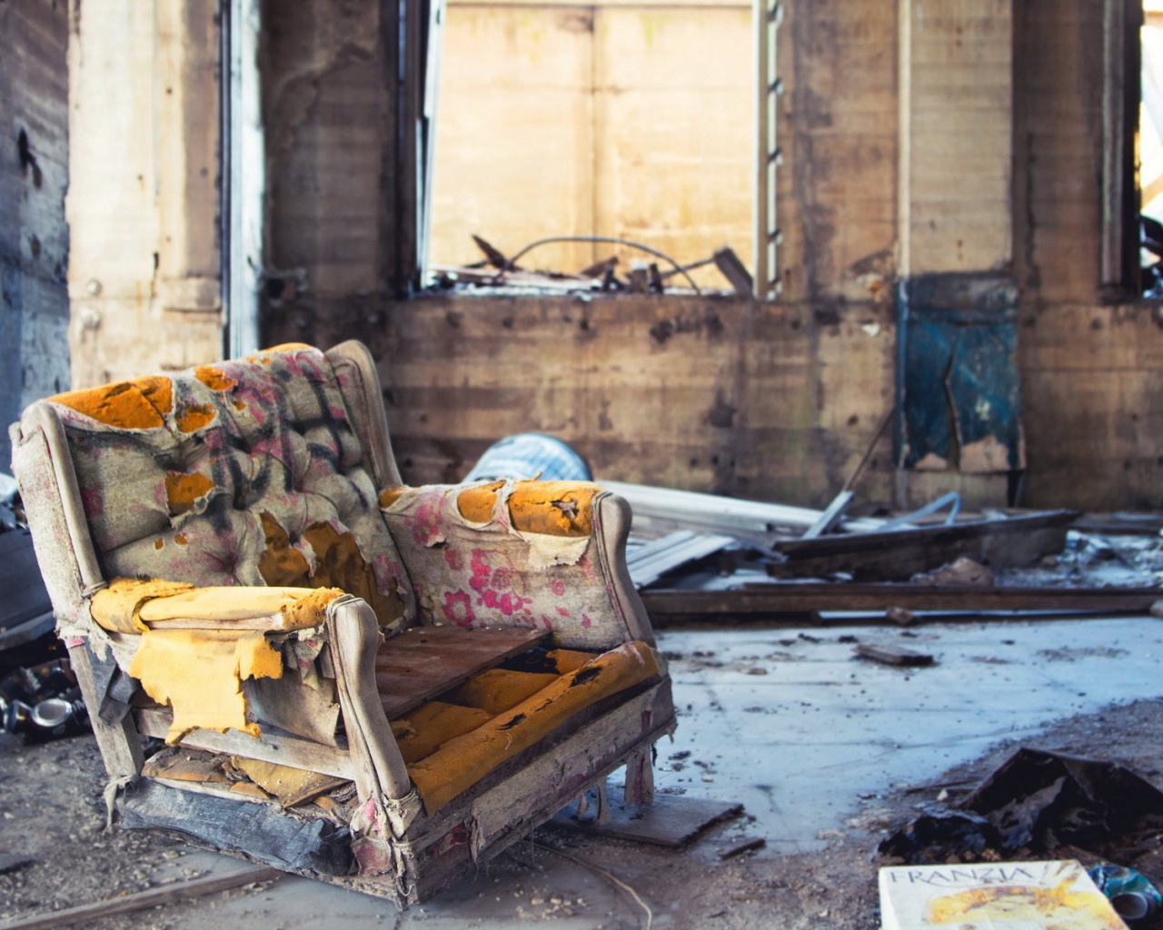 Старое кресло в разрушенном доме
