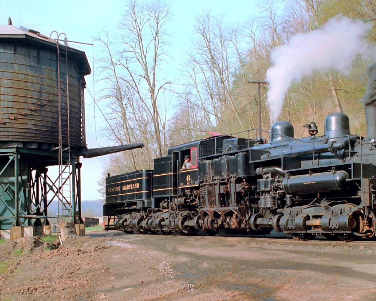 Старый паровоз стоит у водокачки