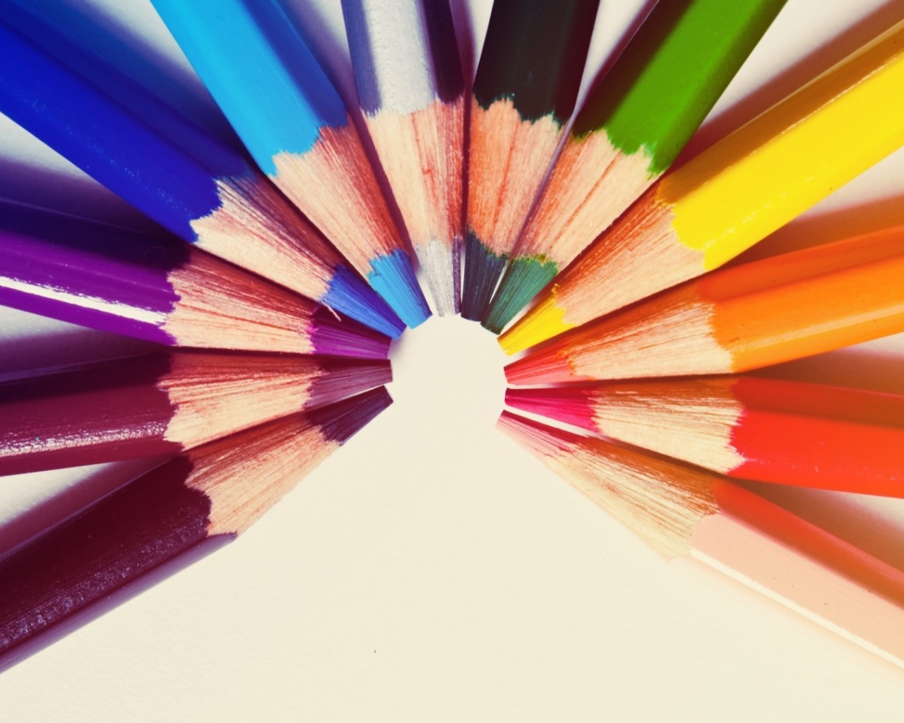 Палитра цветных карандашей