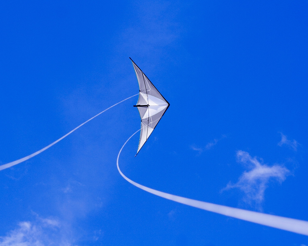 Бумажный самолет в синем небе