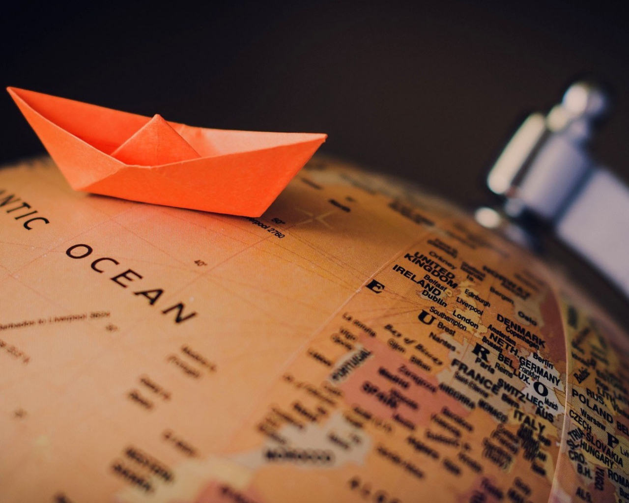 Бумажный кораблик на глобусе