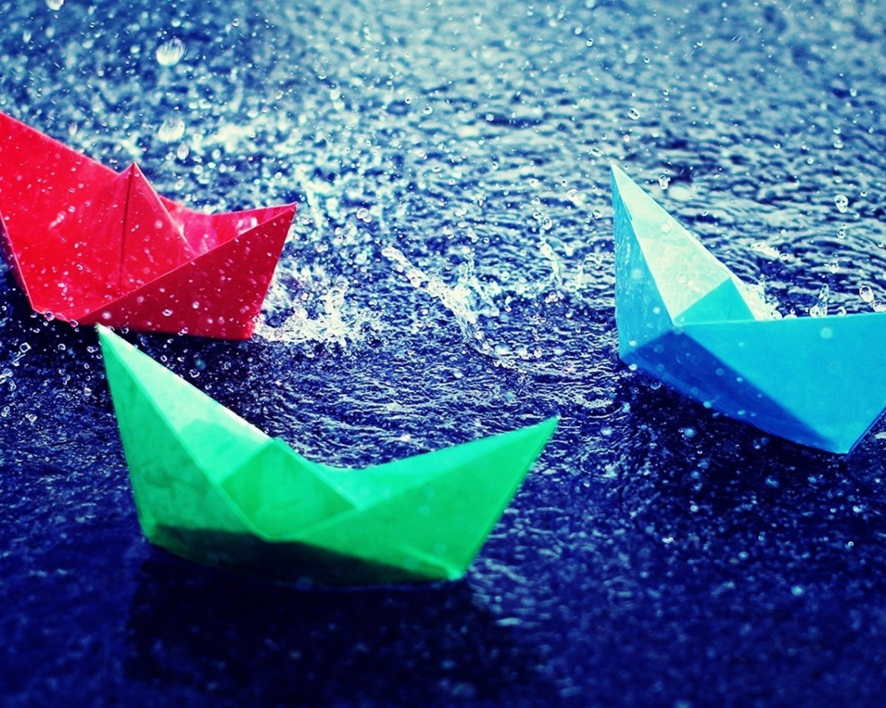 Бумажные кораблики на воде