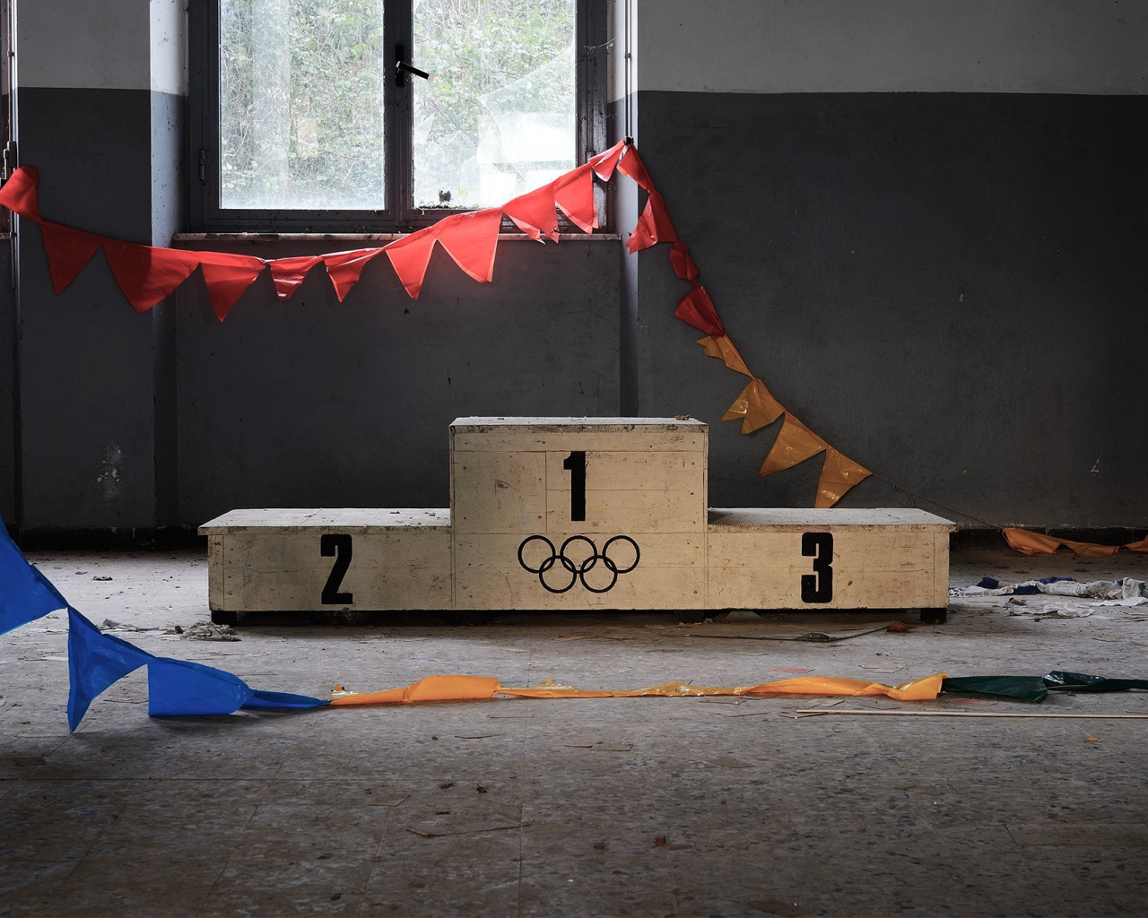 Пьедестал в заброшенном зале