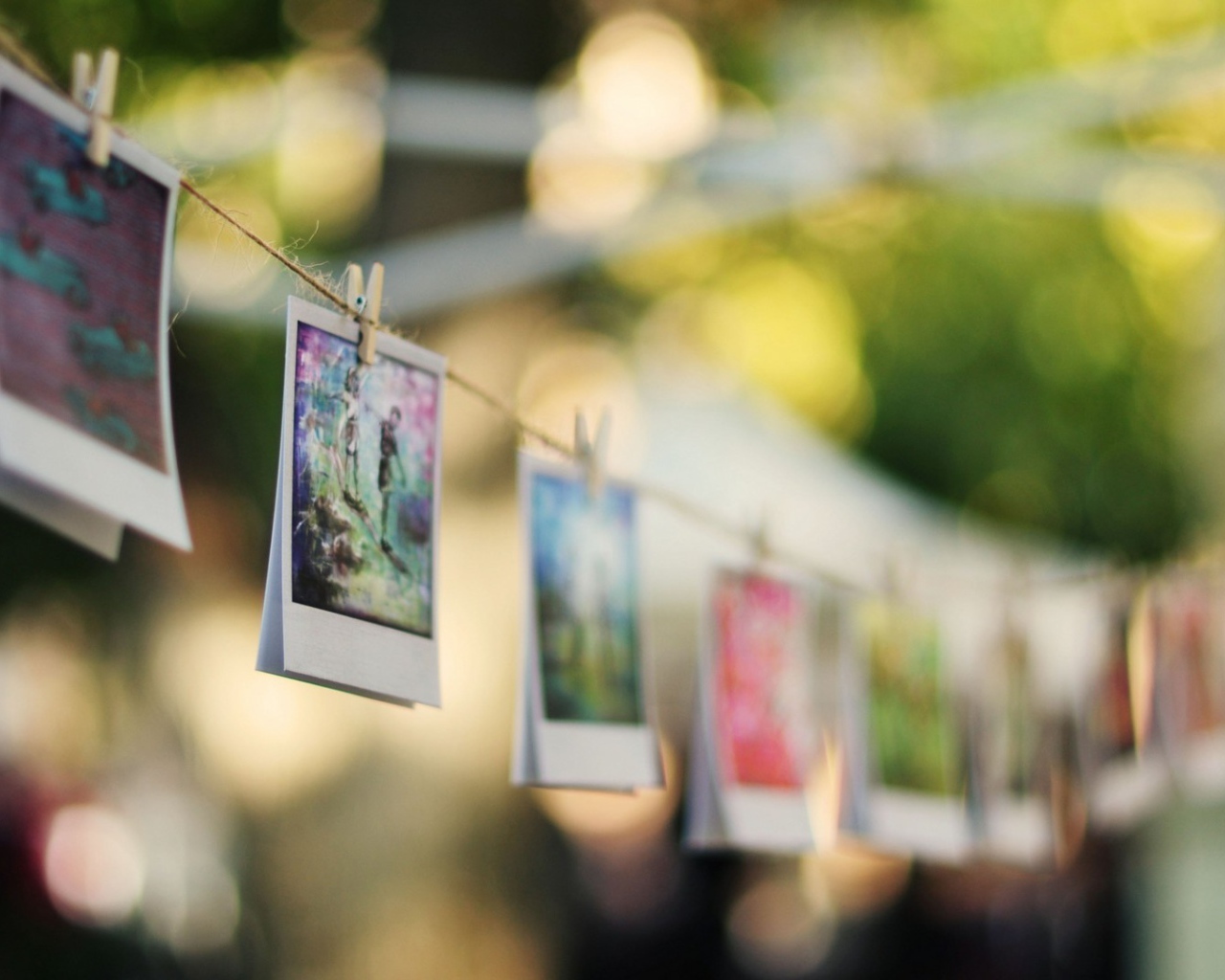 Фотографии висят на веревке