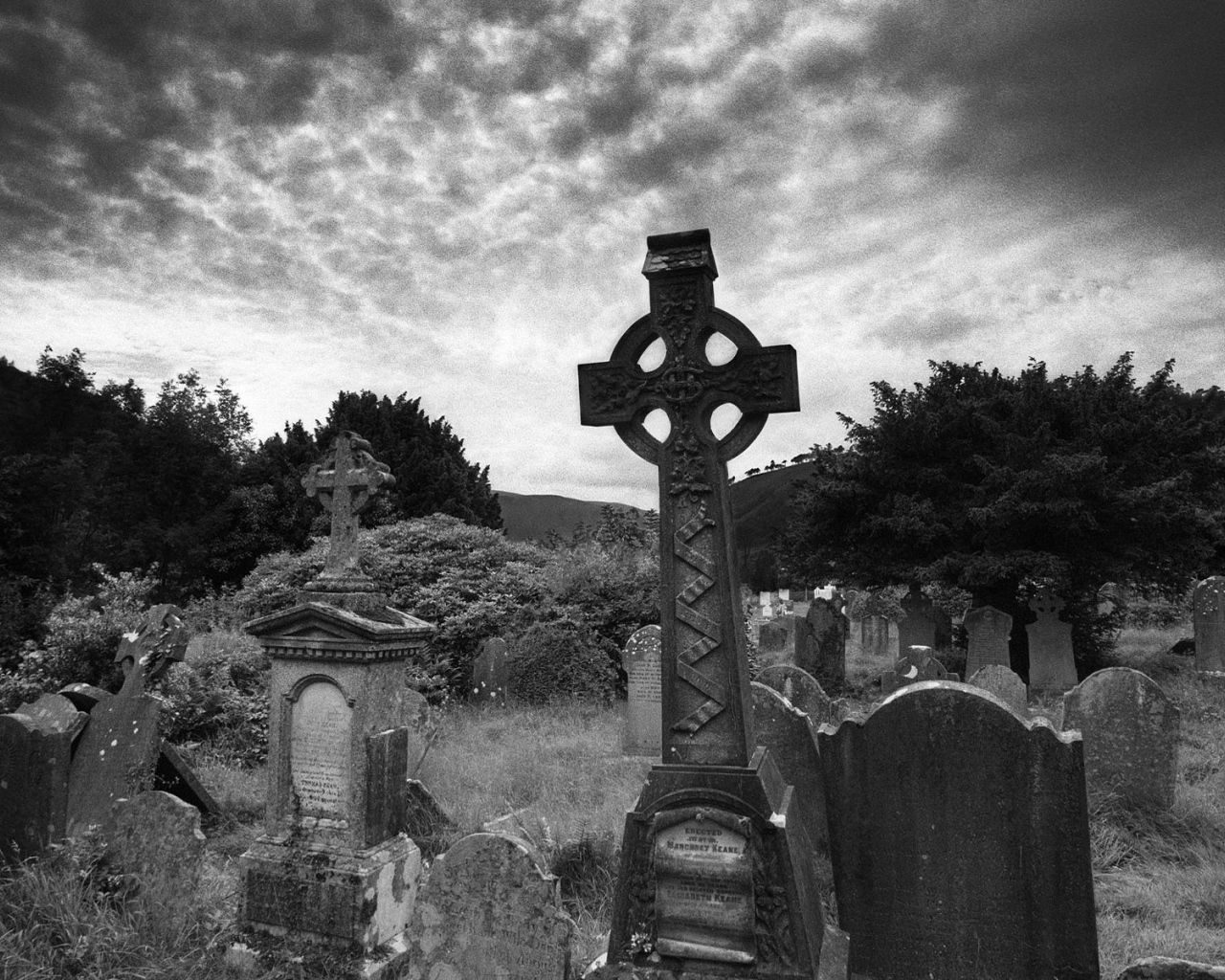 Фото памятников на старом кладбище