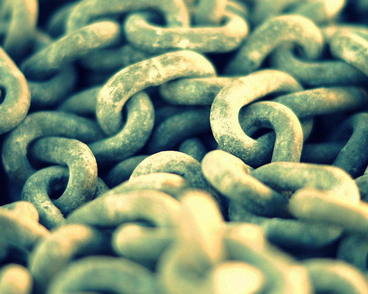 Нагромождение железных цепей