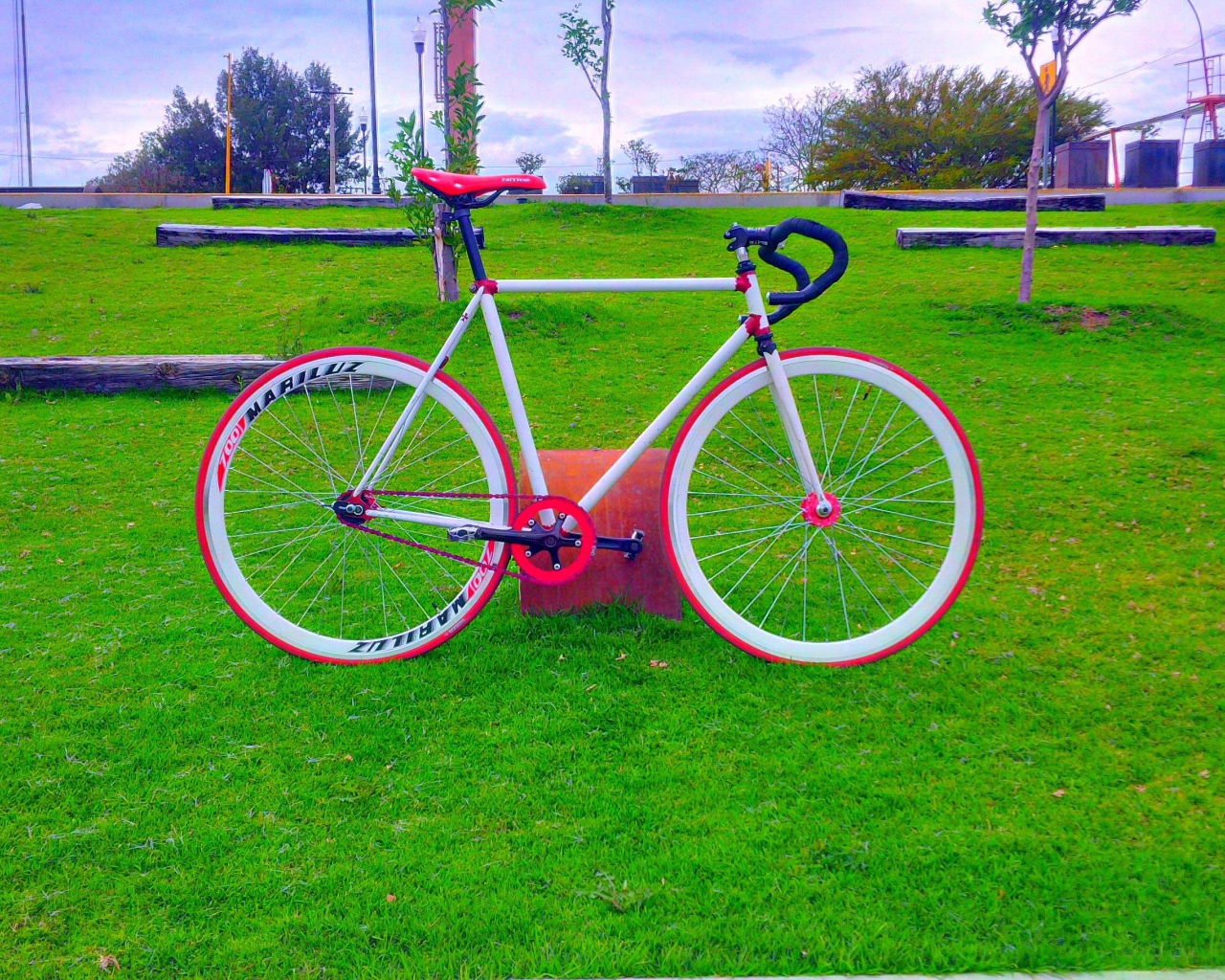 Розовый велосипед на зеленом газоне