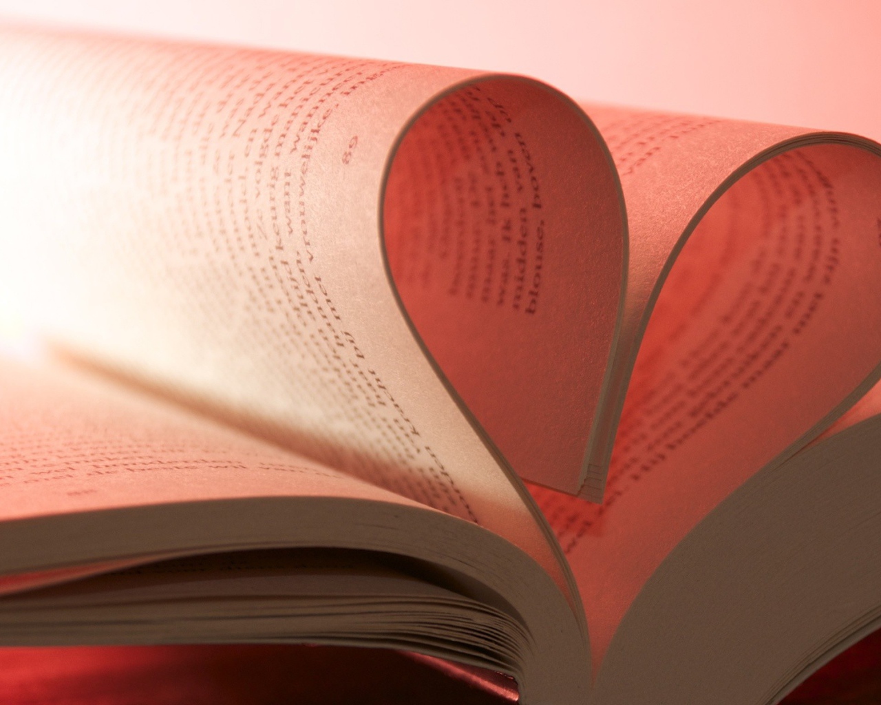 Розовое сердце из книжных страниц
