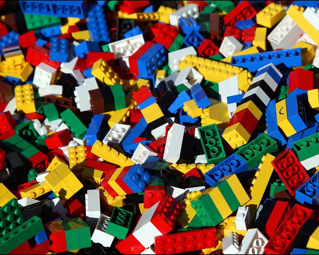 Россыпь частей конструктора ЛЕГО