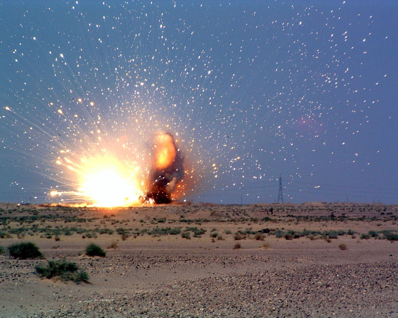 Мощный взрыв снаряда