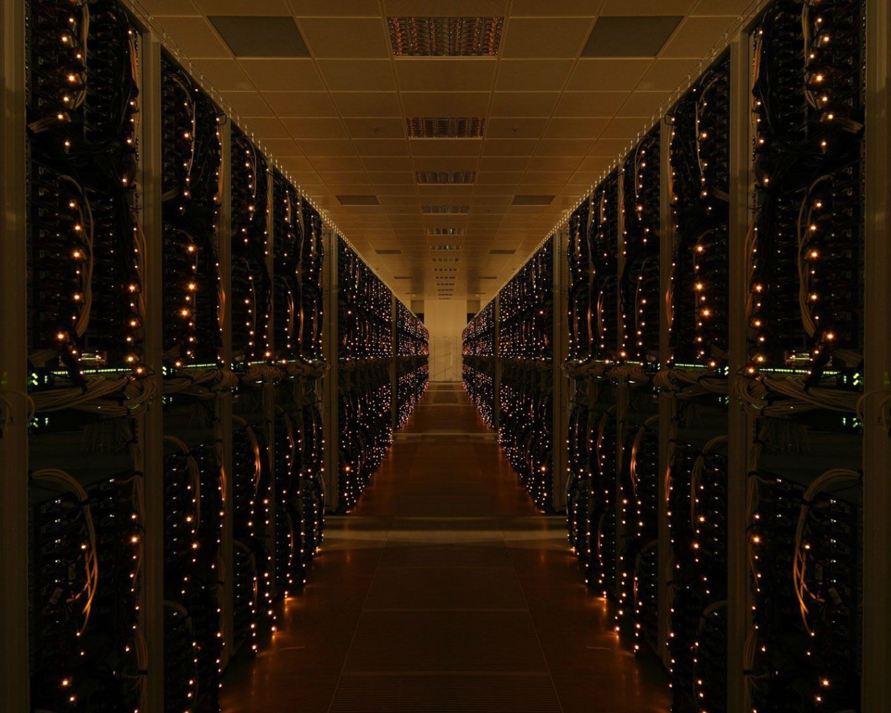 Стойки с серверами в дата центре