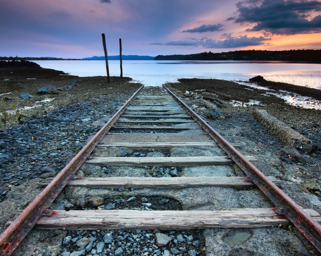 Железнодорожное полотно уход в воду