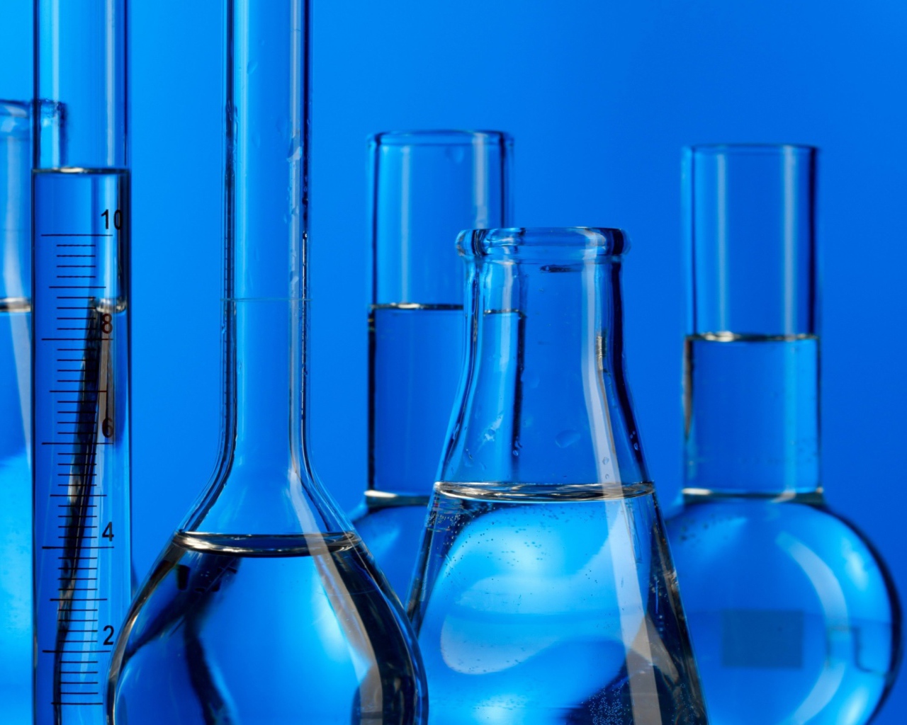 Реактивы в кабинете химии