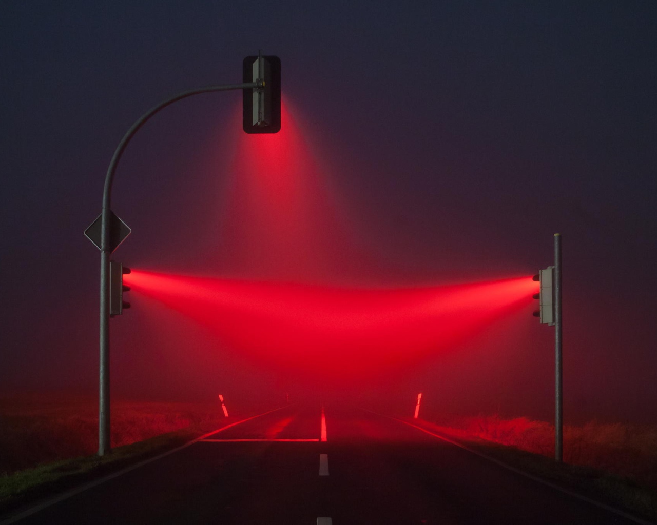 Красные светофоры освещают туман