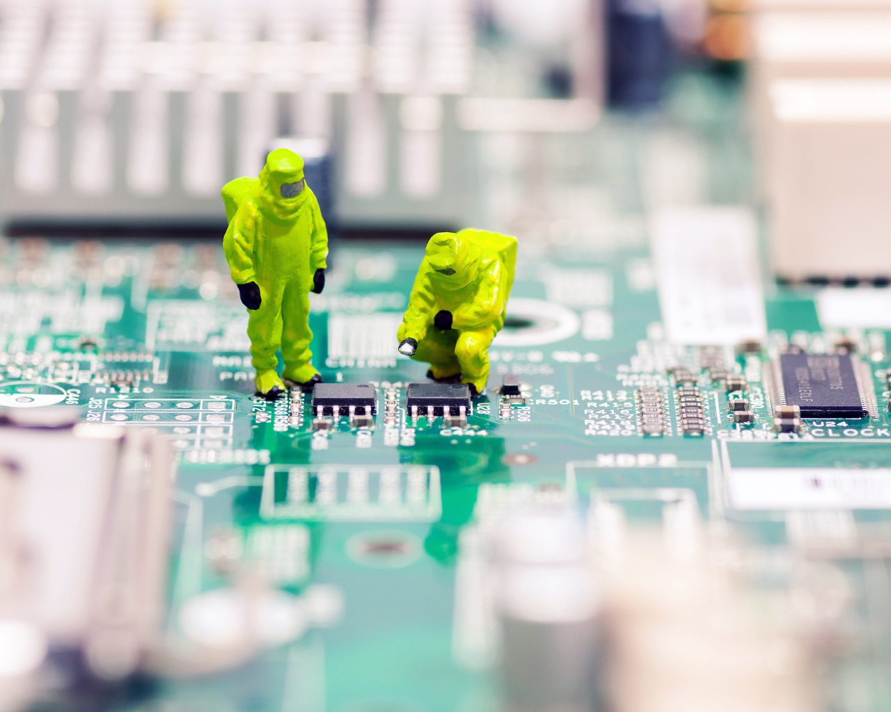 Ремонтники на компьютерной плате