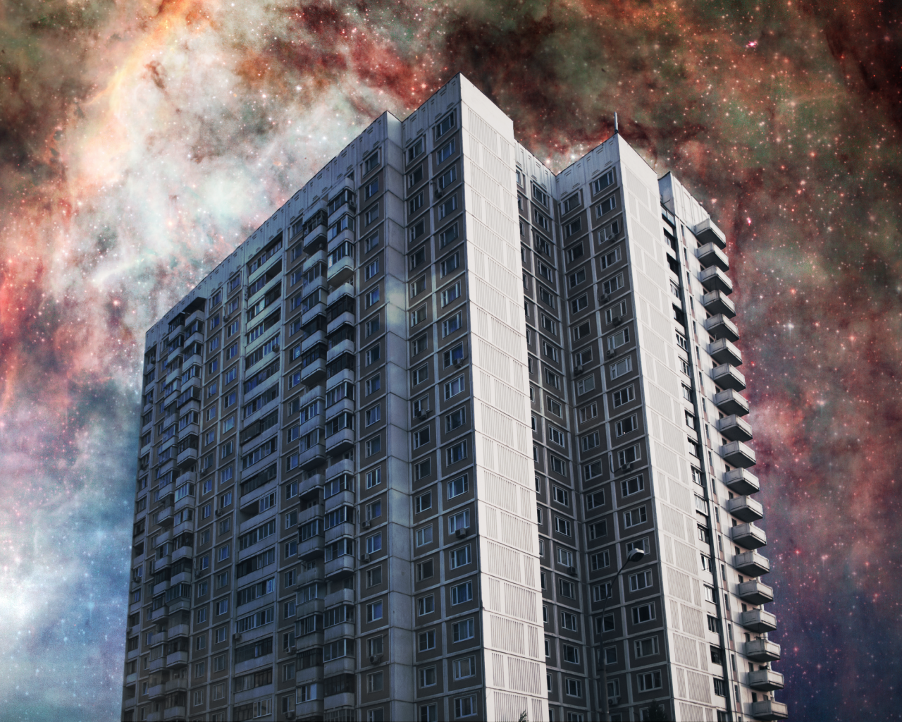 Жилой дом на фоне звезд