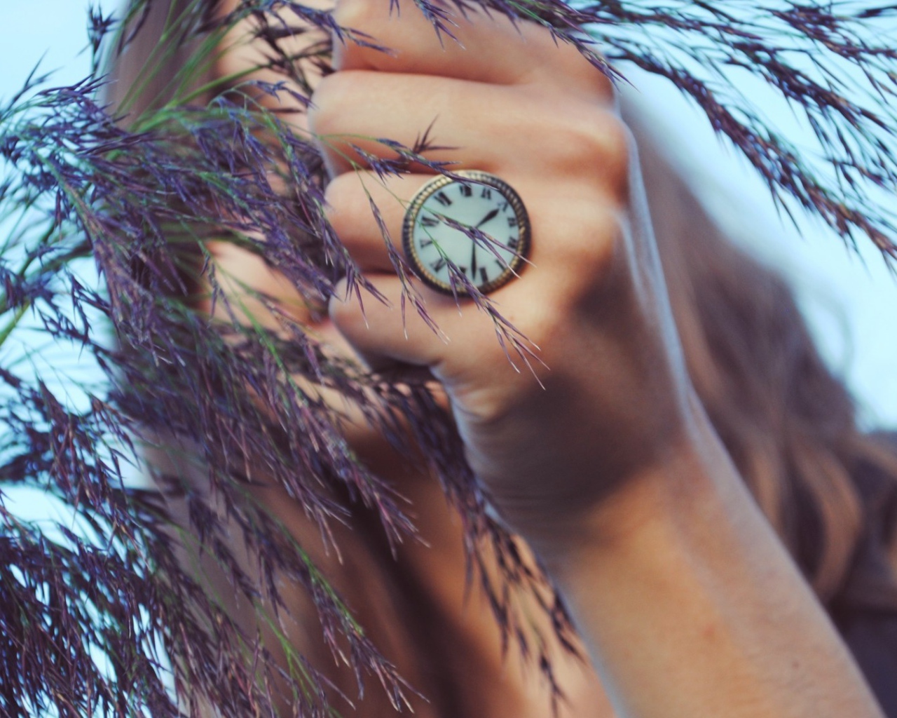 Кольцо в виде часов на руке