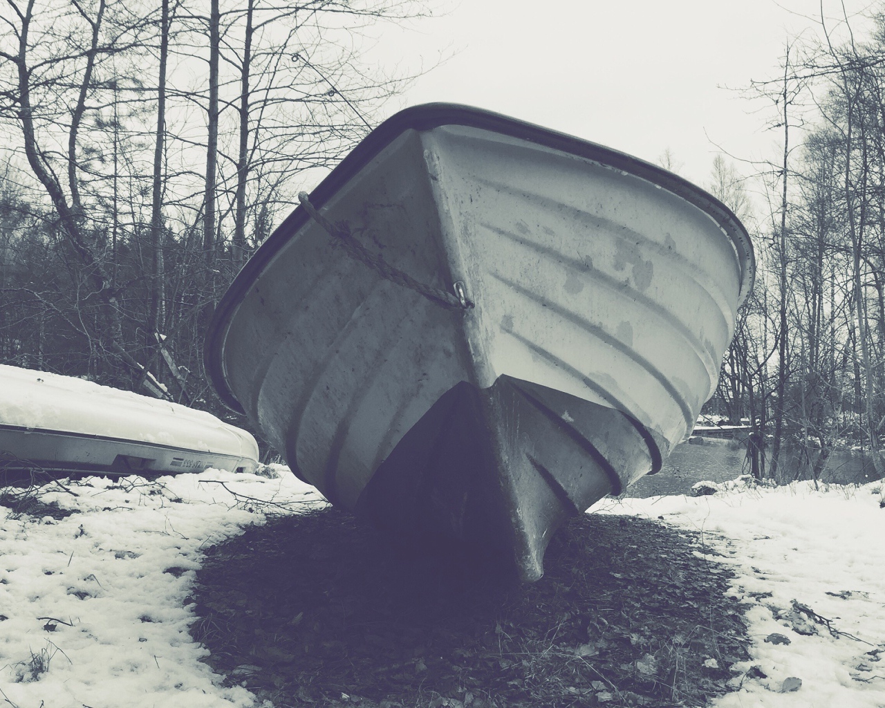 Речная лодка на зимней стоянке