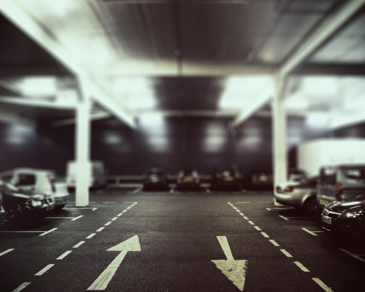 Дорожные указатели на парковке