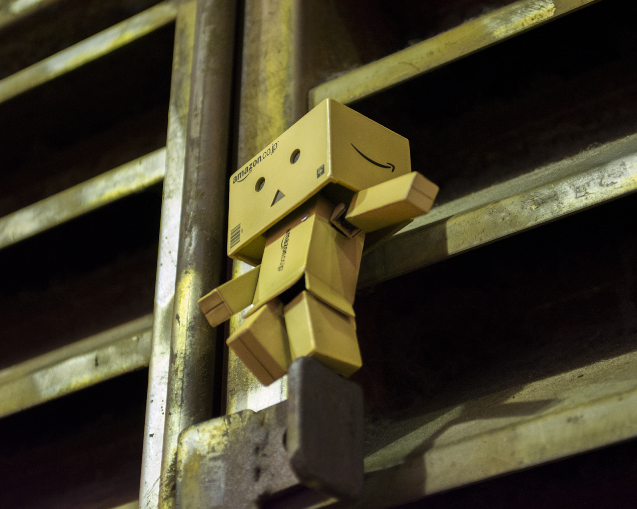 Робот Дандо на решетке вентиляции