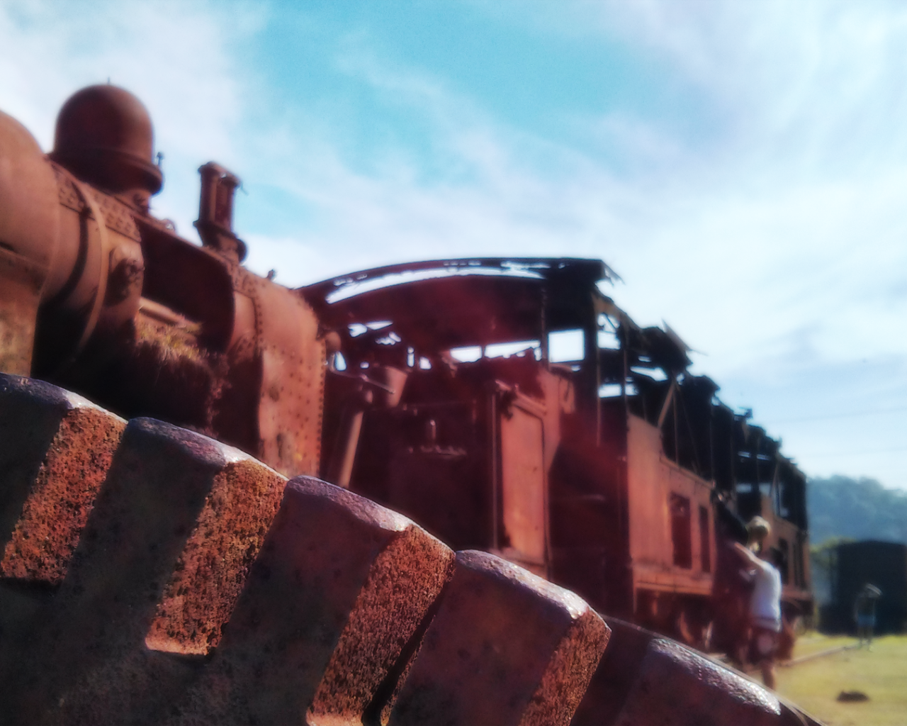 Ржавый паровоз на свалке