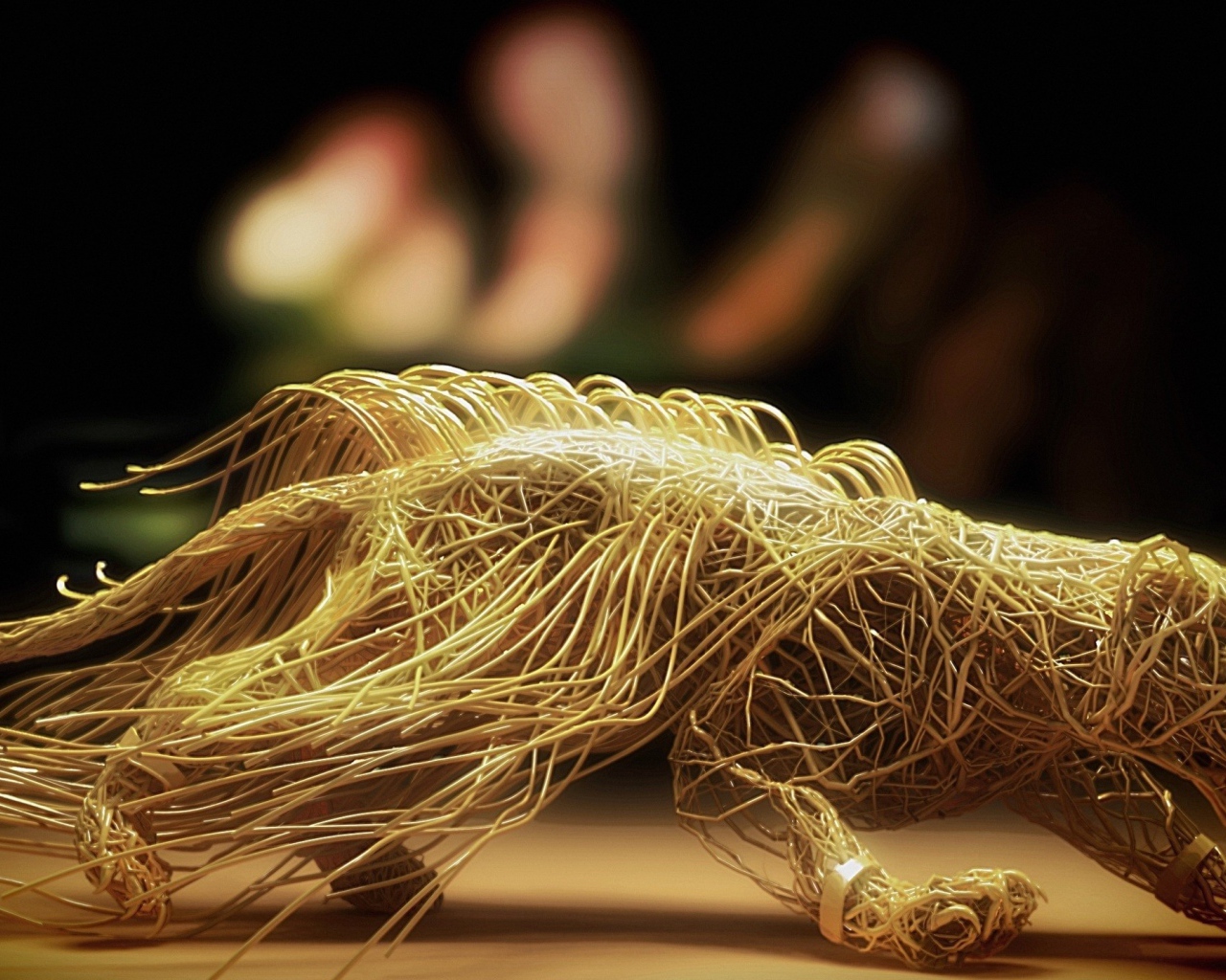 Скульптура зверя из макарон