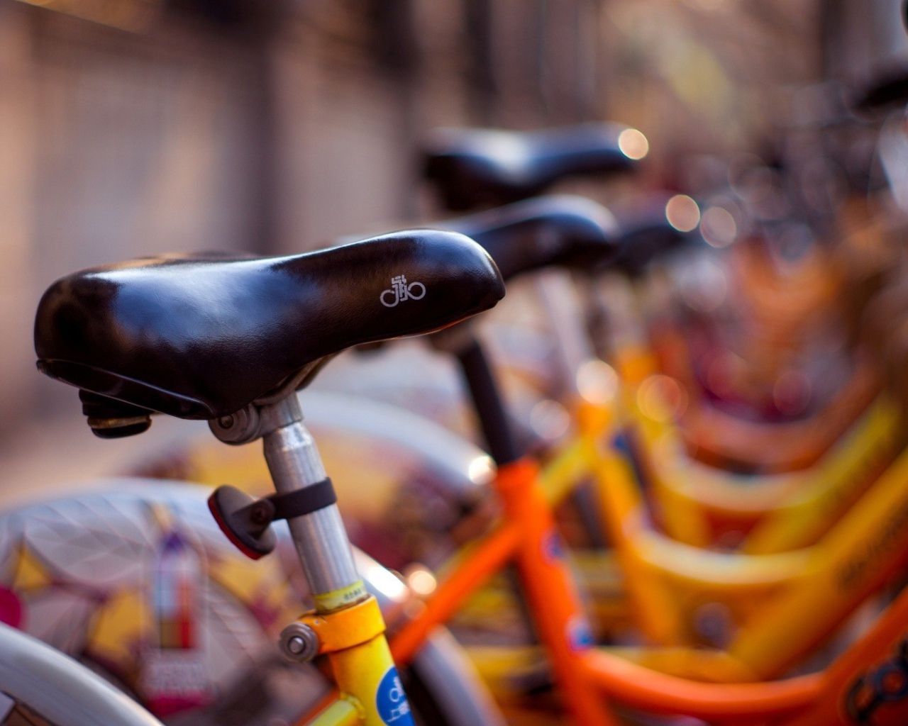 Сиденья велосипедов на стоянке