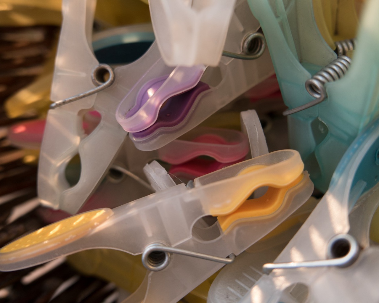 Несколько бельевых прищепок