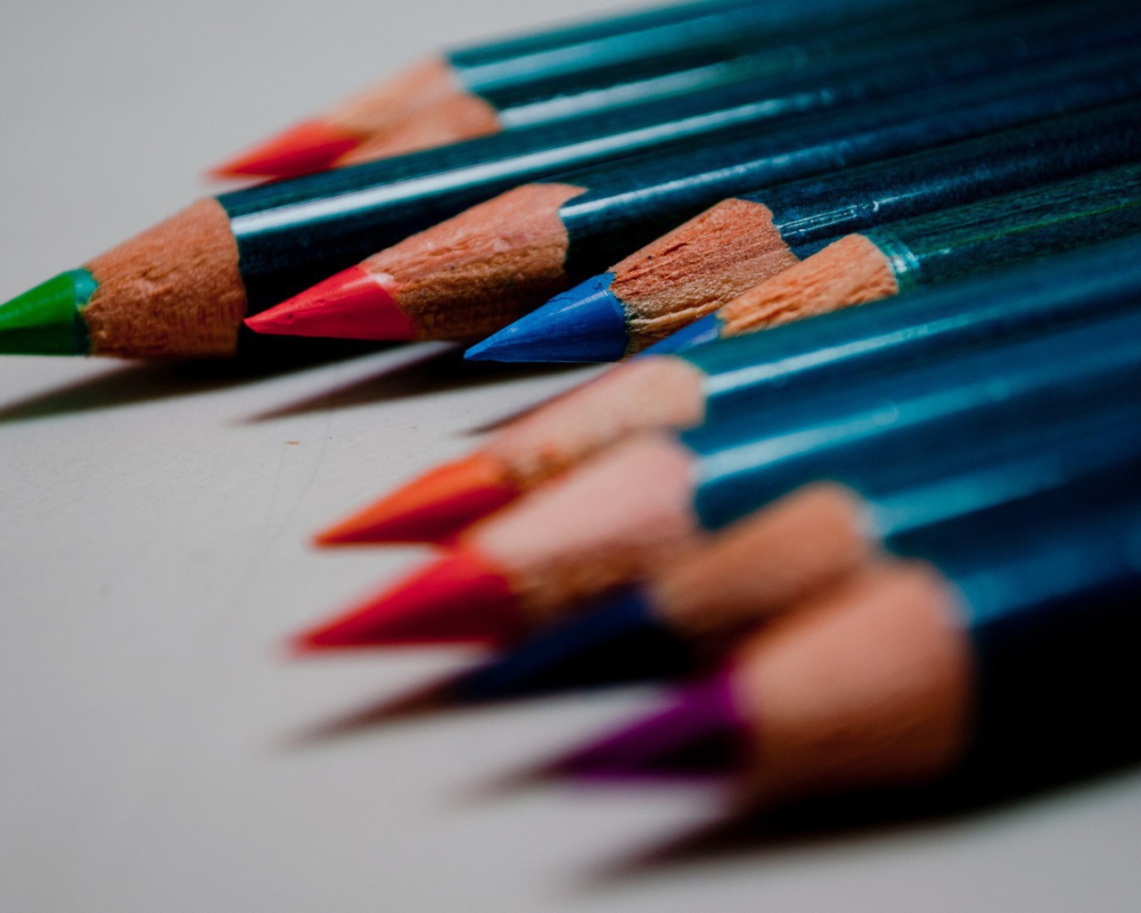 Заточенные карандаши на серой поверхности