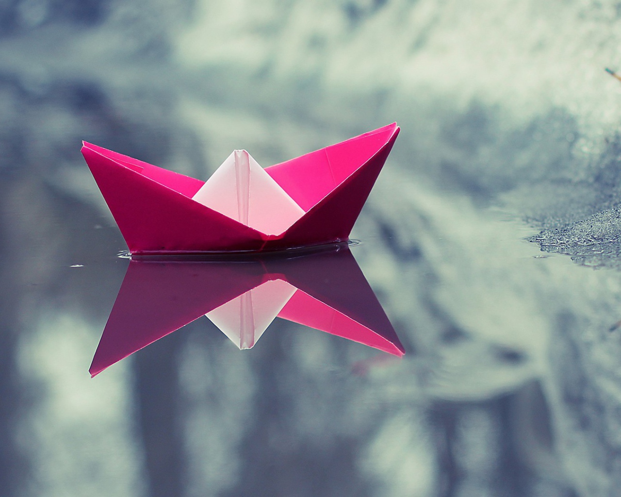 Кораблик из красной бумаги