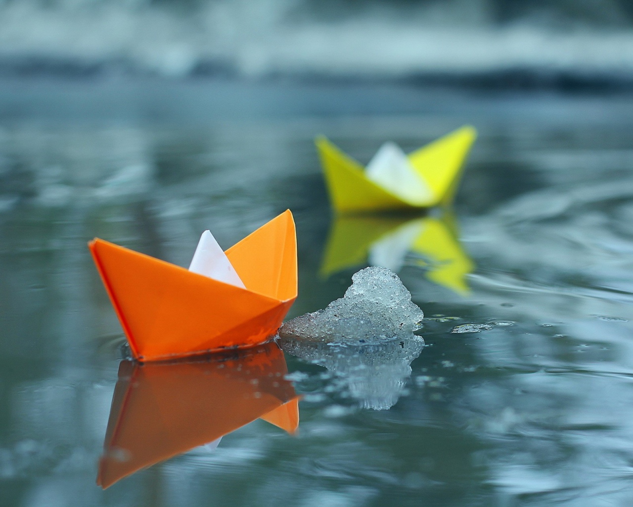 Кораблики из оранжевой и желтой бумаги