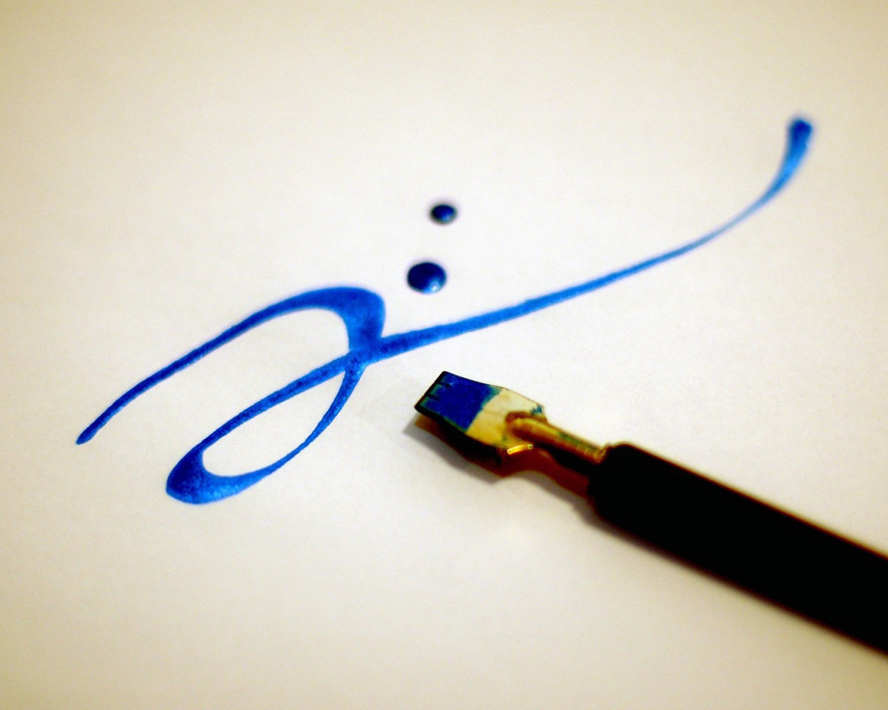 Подпись синей краской