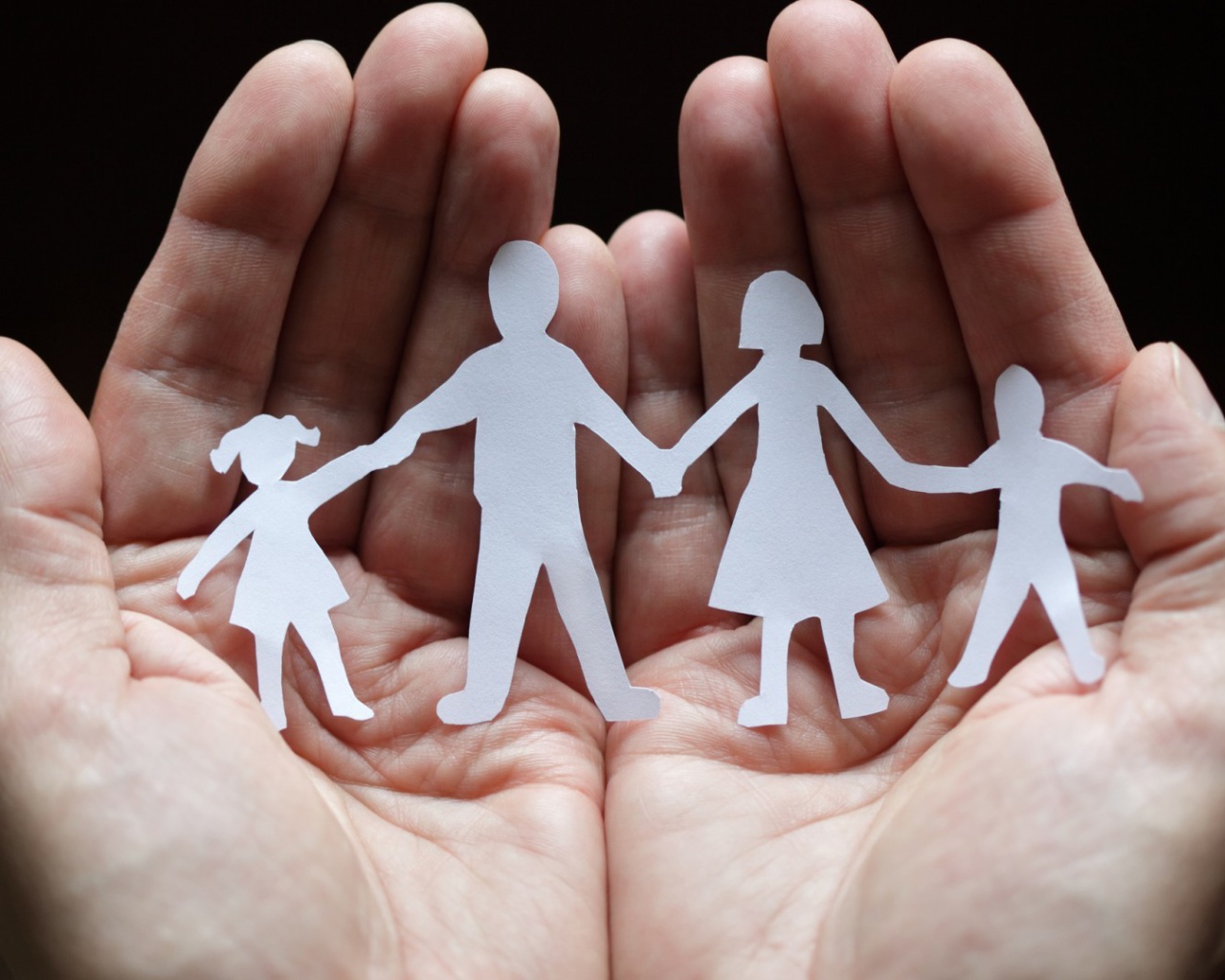 Силуэты из бумаги в руках