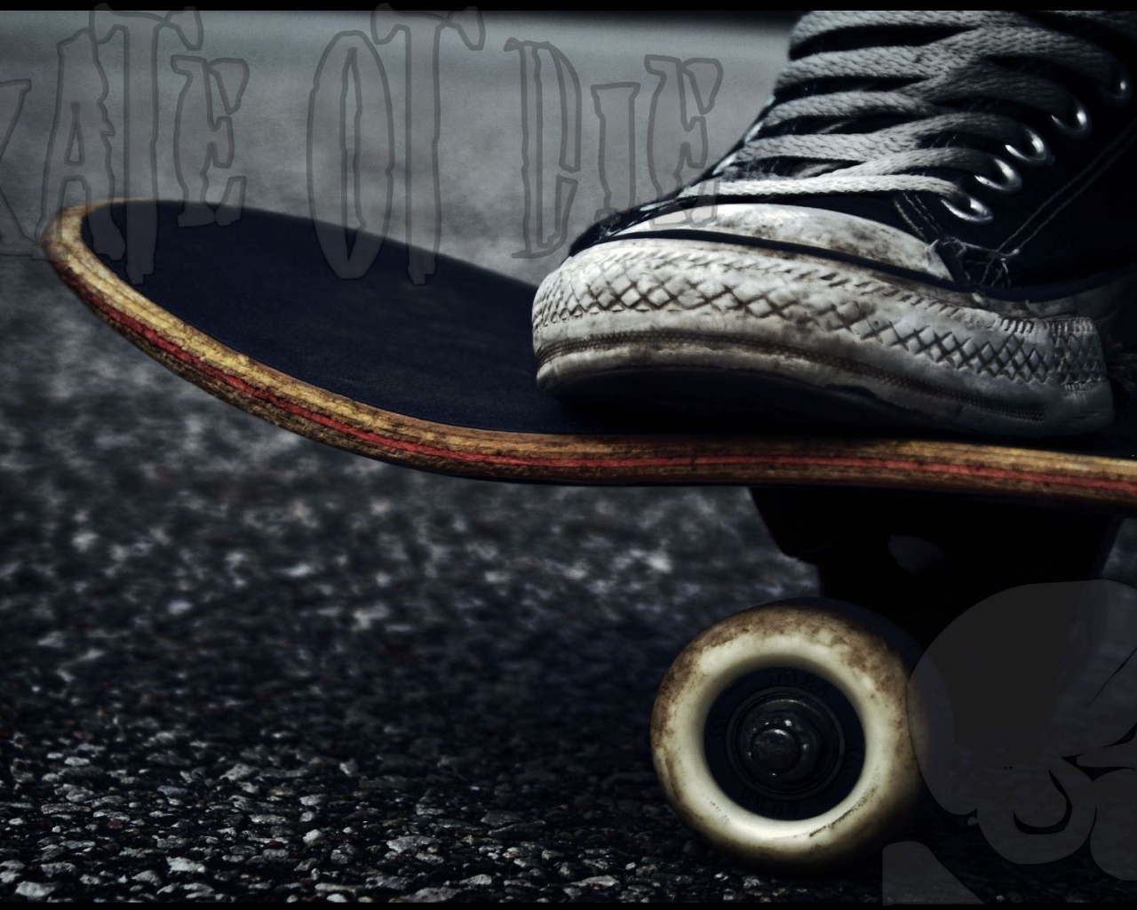 Скейтер в кедах марки Converse