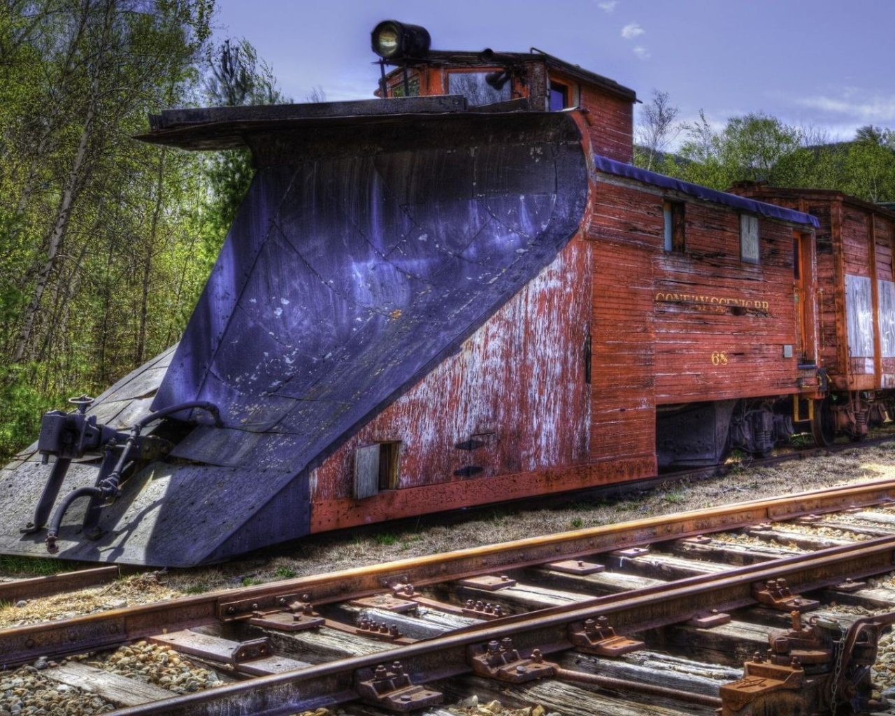 Старинный снегоуборочный паровоз