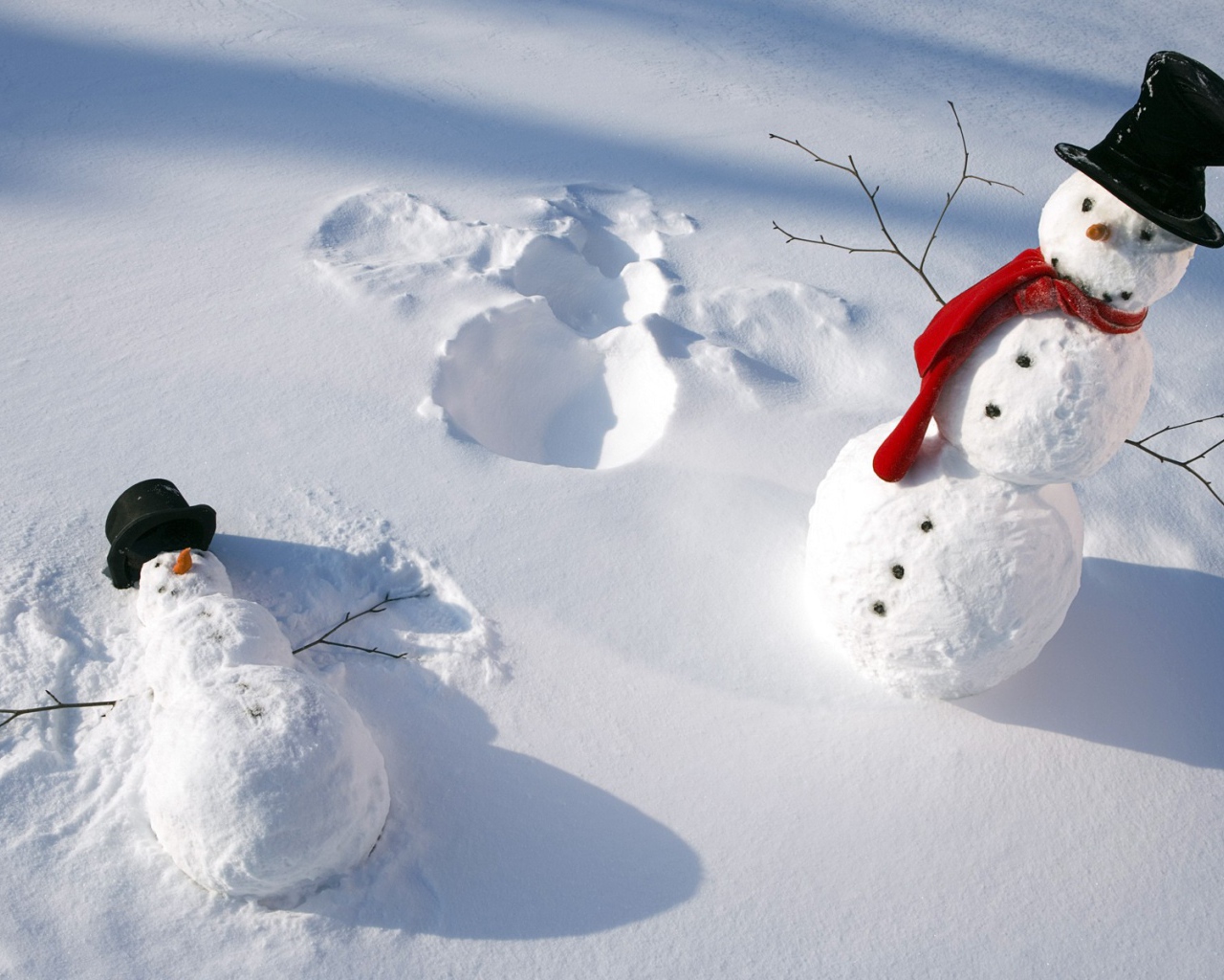 Снеговики делают снежных ангелов