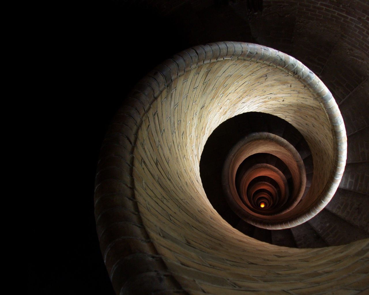 Спираль винтовой лестницы уходит вглубь