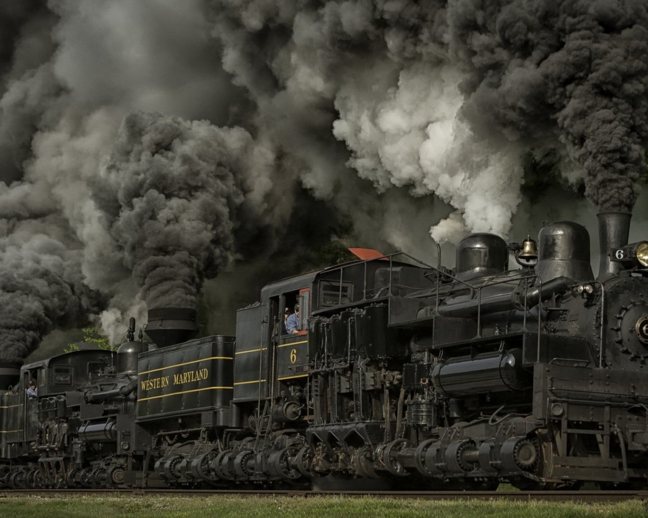Паровоз в облаке черного дыма
