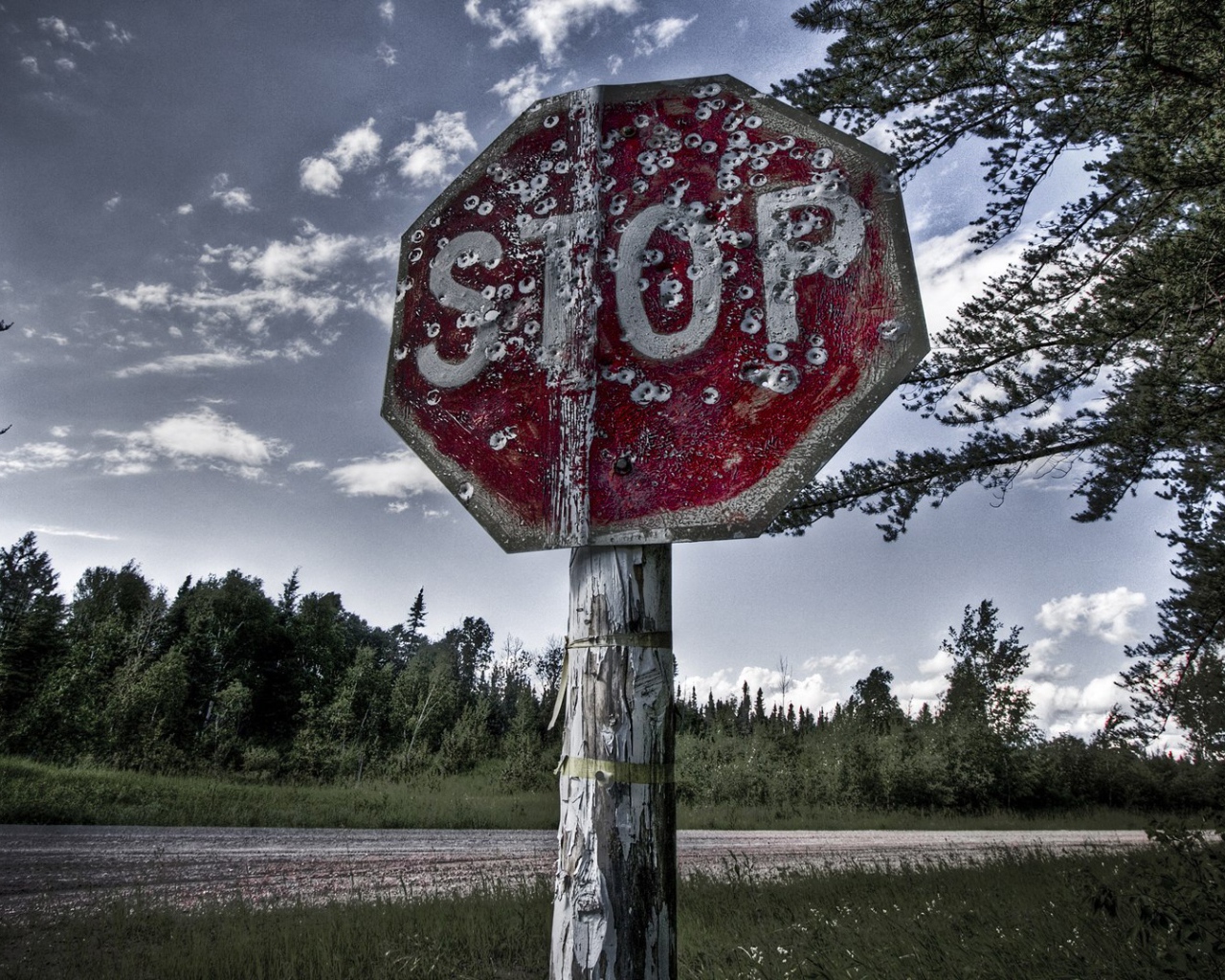 Знак СТОП расстрелян пулями