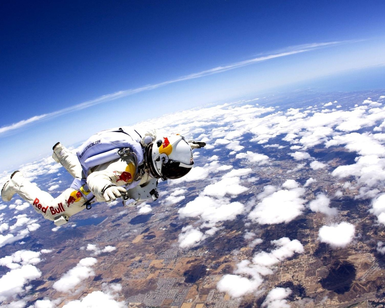 Стратонавт над облаками