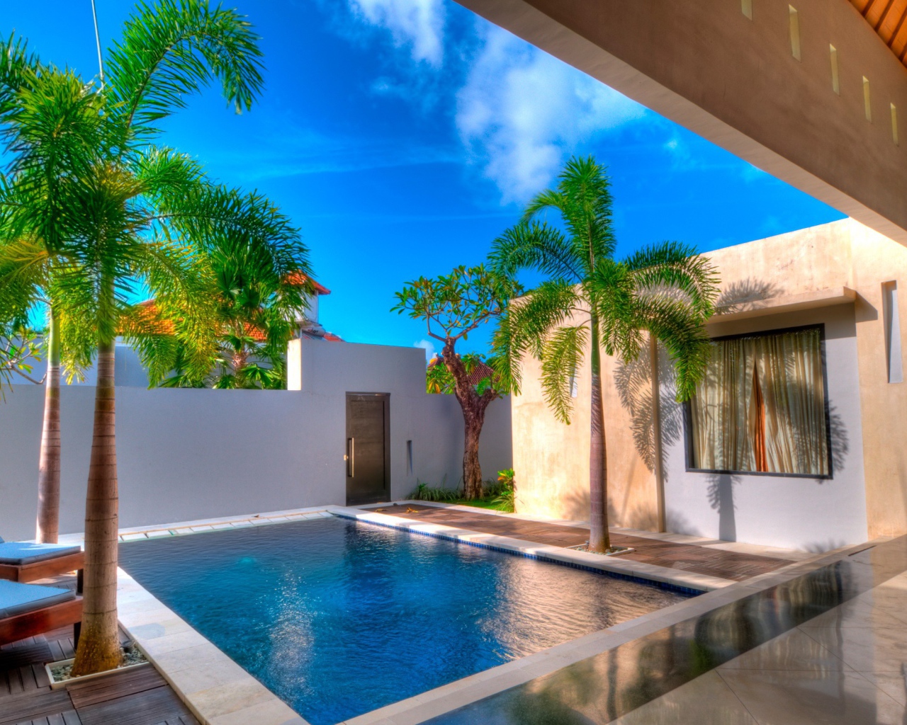 Бассейн во дворе виллы