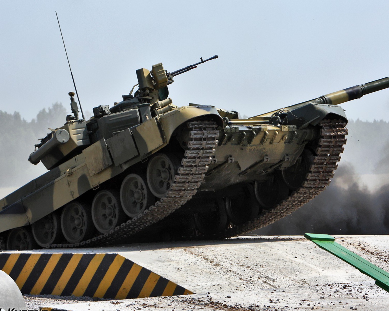 Танк на испытаниях на полигоне