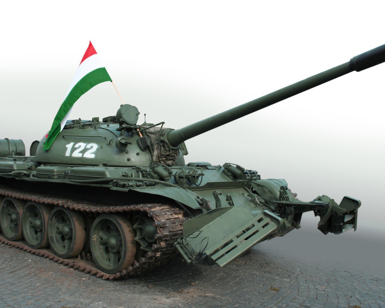 Танк с флагом на башне