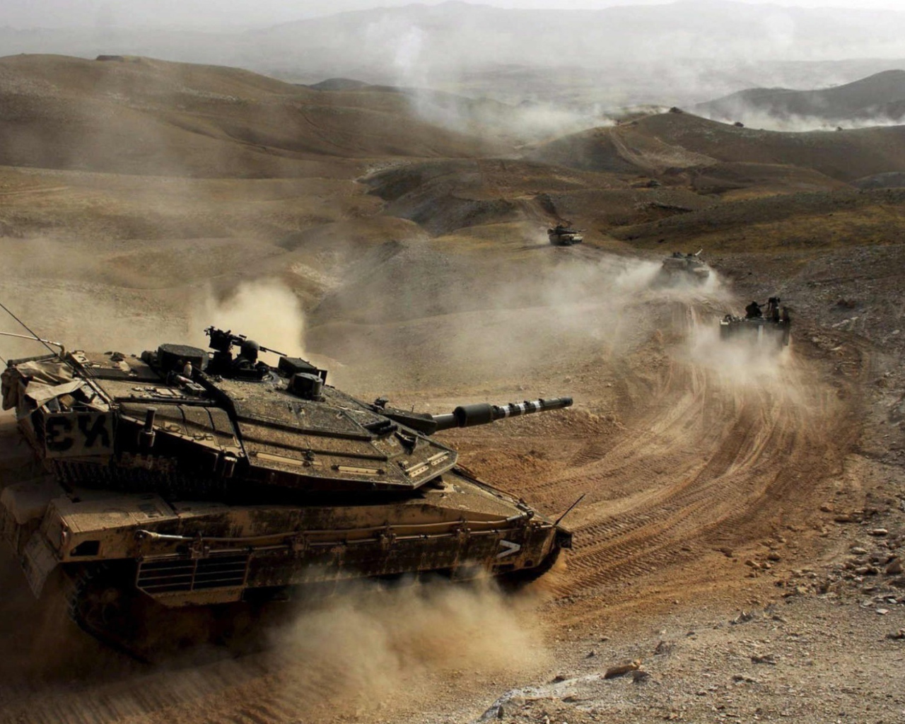 Танки на марше в пустынной местности